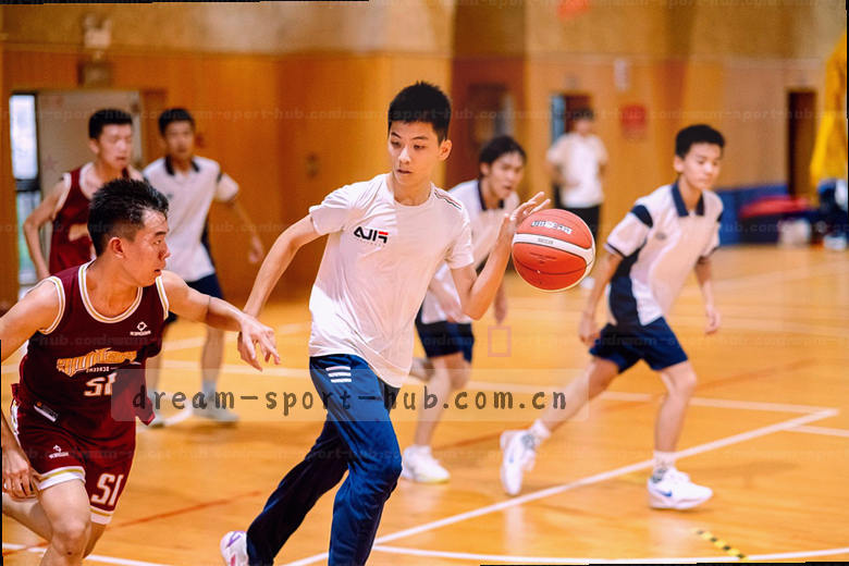 红蓝对决 中场缠斗一触即发